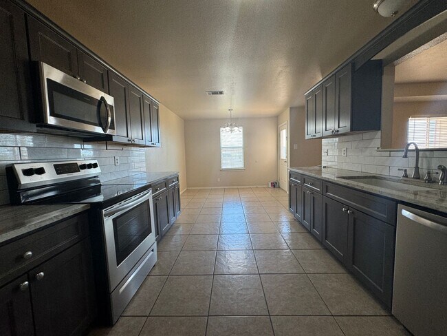 Building Photo - 360 Virtual Tour Available