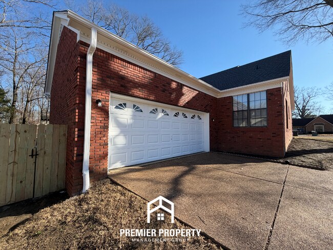 Building Photo - Newly Renovated 3BR Memphis Home with Vaulted Ceilings, Fireplace & Fenced Yard