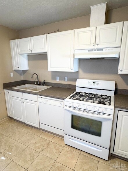 Building Photo - 1010 Hawthorn Dr