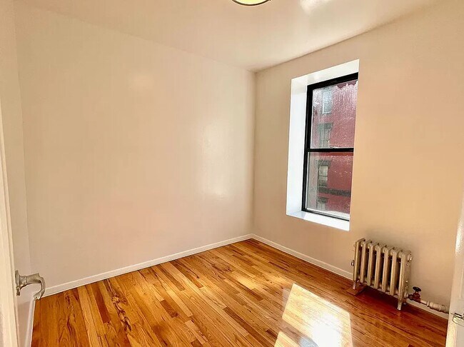 Building Photo - 164 Waverly Place