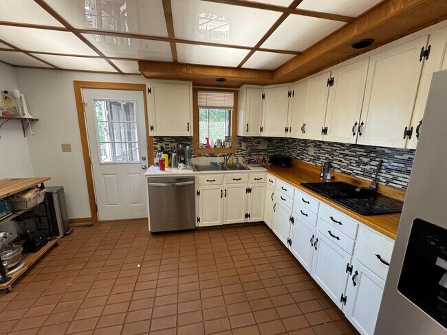 Building Photo - 359 Flower Dr