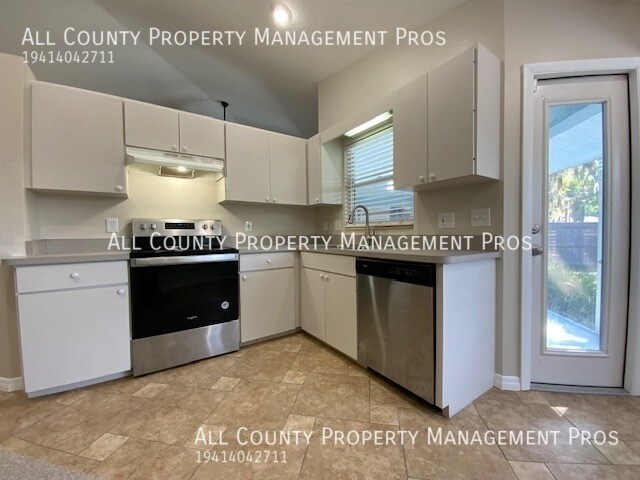 Building Photo - Central Sarasota SFH with pet friendly pri...