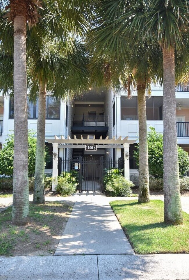 Foto del edificio - 1025 Riverland Woods Pl
