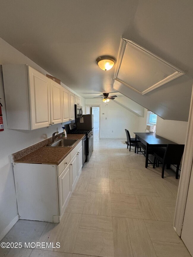 Building Photo - 172 Carr Ave