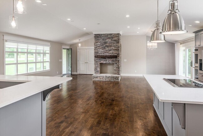 Foto del edificio - Beautifully Renovated Home on Large corner...