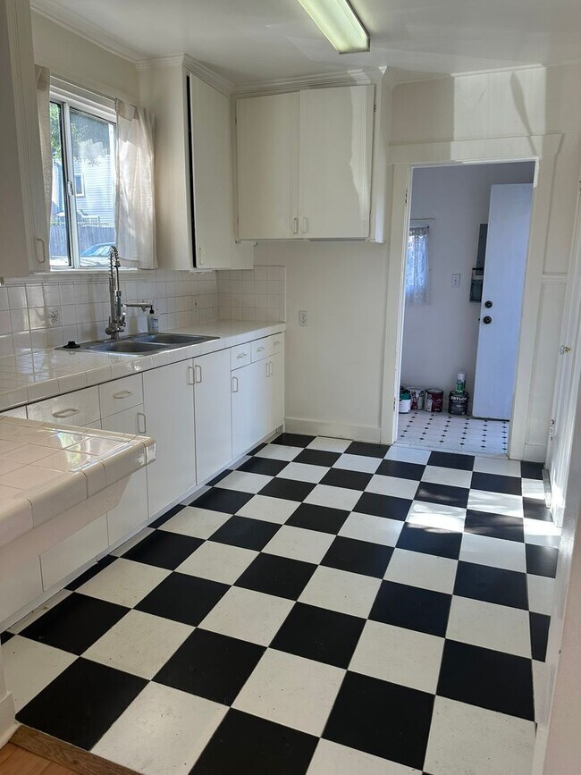 Foto del edificio - Corner Home in Daly City's Bayshore District