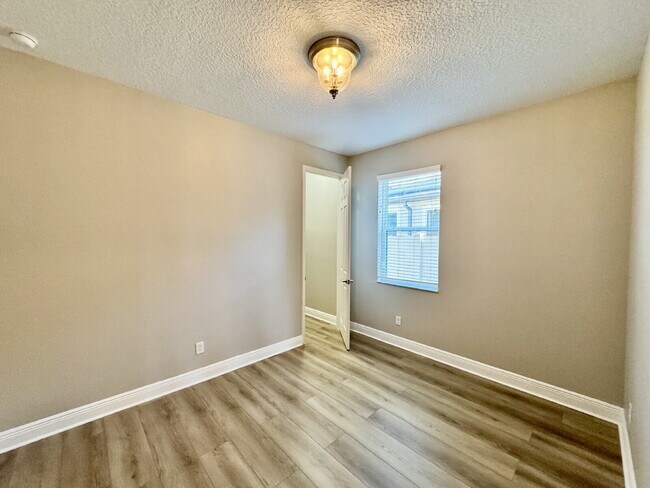 Building Photo - K-Bar range gated 3-Bed Single Family House newly renovated with luxury vinyl flooring and fully ...