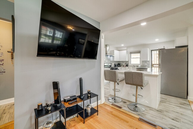 Foto del edificio - 737 E 157th Pl