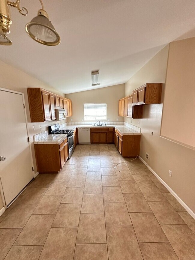 Foto del edificio - Charming 4-Bedroom, 2-Bathroom Home in Southeast Bakersfield