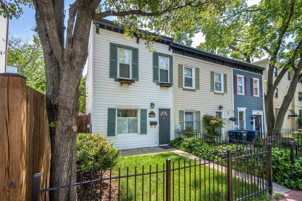 Primary Photo - Available Now! 2 Bed 1.5 Bath Between Navy...