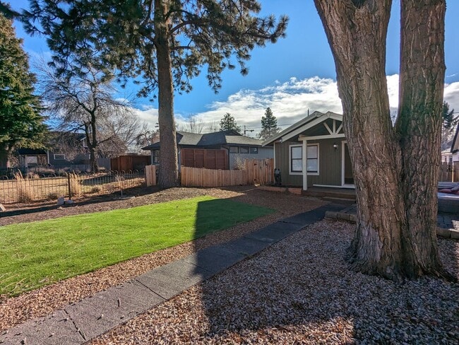 Building Photo - 1x1 updated NW Bend house with fully fence...