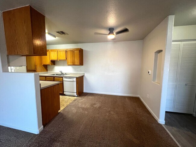 Foto del edificio - SPACIOUS 2BED/2BATH CONDO * SECOND FLOOR UNIT*