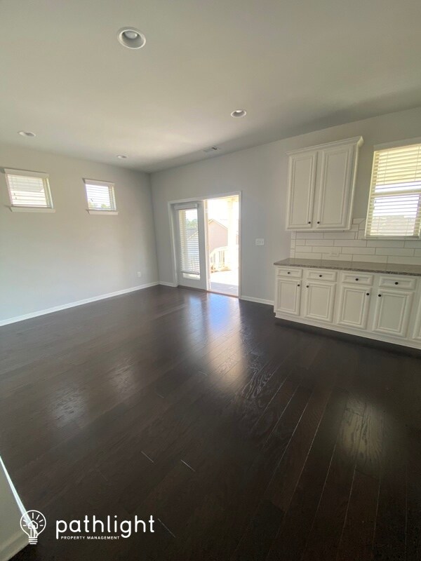 Building Photo - 350 Piedmont Cir