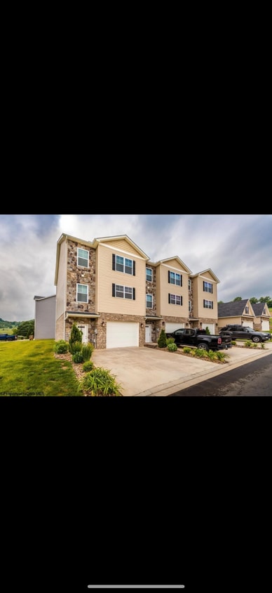 Primary Photo - 201 Red Oak Ln