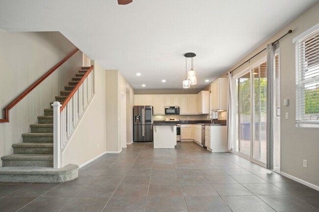 Building Photo - Beautiful 3 Bedroom in Eastlake Vistas