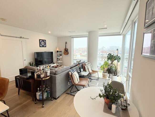 Foto del edificio - Gorgeous 2BD/2BA Corner Unit in the Heart of Navy Yard | Parking Included