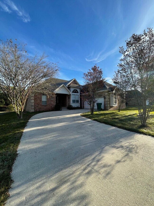 Foto del edificio - 3 BEDROOM HOUSE!