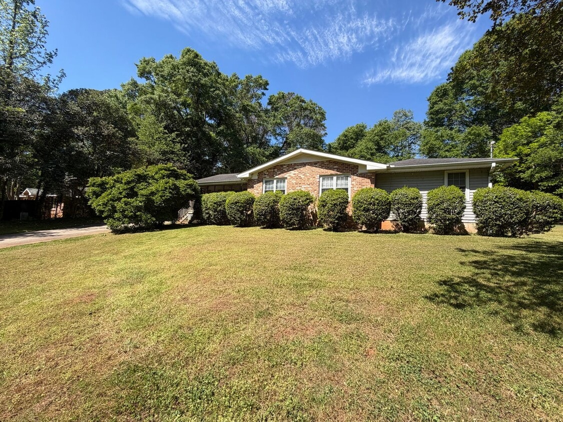 Lovely 3 Bedroom, 2 Bath House with 2-Car Garage in Athens, GA - Lovely 3 Bedroom, 2 Bath House with 2-Car Garage in Athens, GA