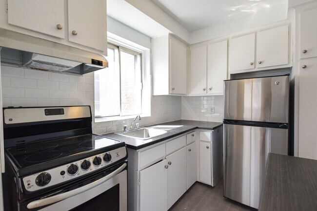Building Photo - 4590 Chemin Queen Mary