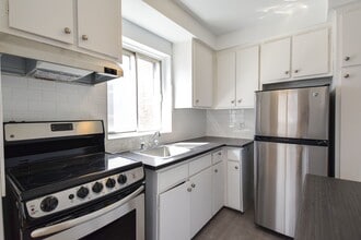 Building Photo - 4570 Chem. Queen Mary