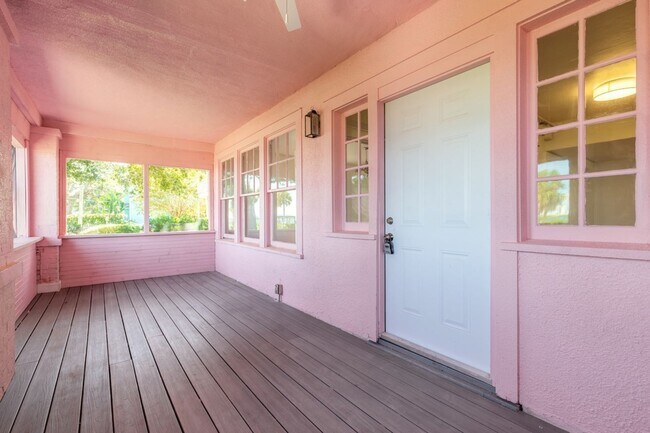 Foto del edificio - Attention boaters: Riverfront home, pet fr...