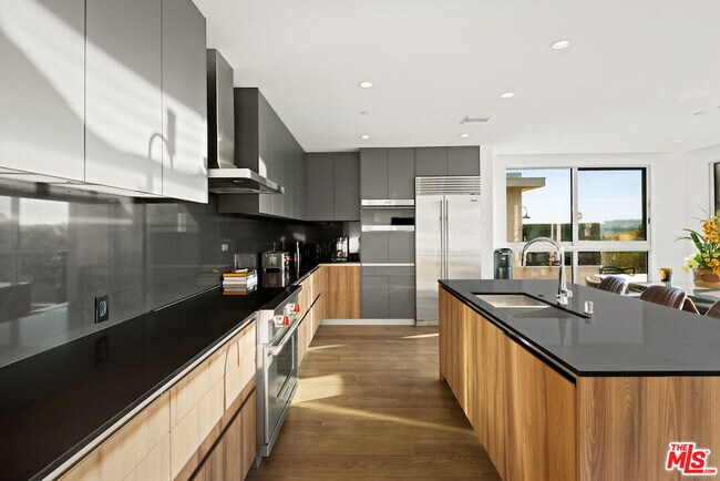 Foto del edificio - 728 N Sweetzer Ave