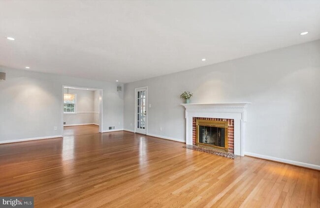 Building Photo - 7202 Heights Ct