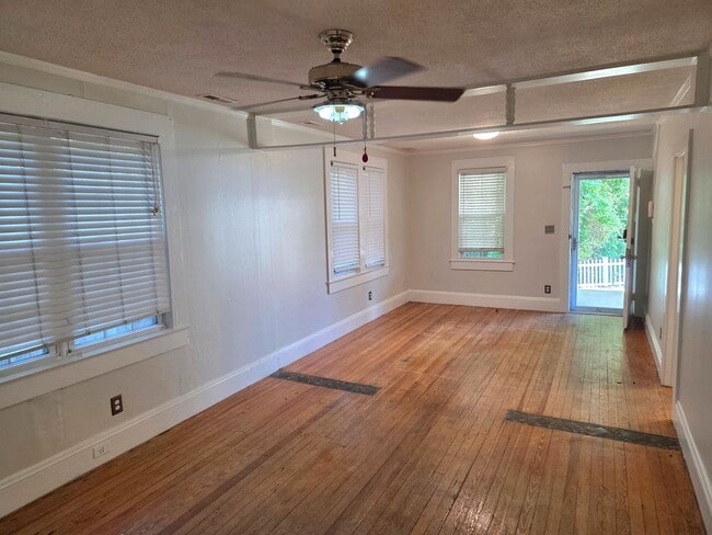 Building Photo - 3bd/1ba Cottage on private street with a s...
