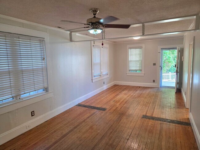 Foto del edificio - 3bd/1ba Cottage on private street with a s...