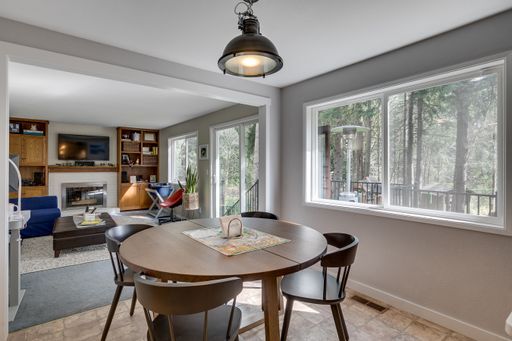 Foto del edificio - Charming Lynnwood/Bothell area Home For Rent with large 1/2 acre lot Available June!