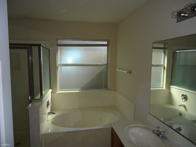 Foto del edificio - 4 br, 2 bath House - 102 Ryan cv