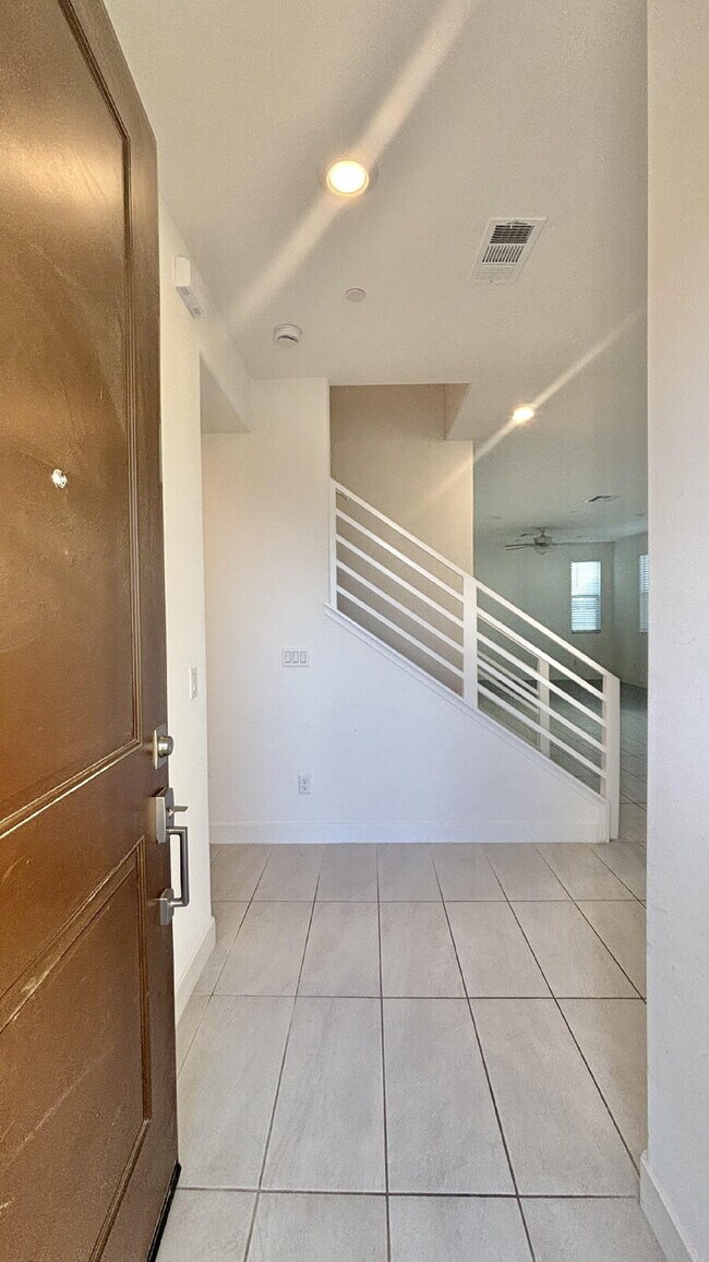 Foto del edificio - 4 Bedrooms Available University Park