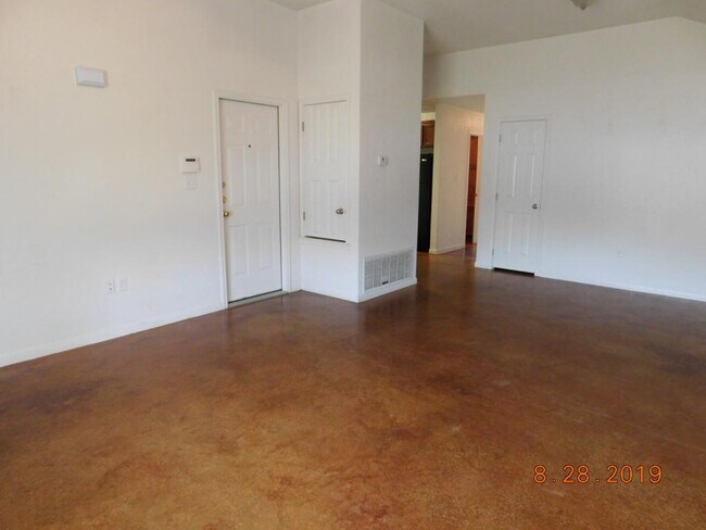 Building Photo - 1202 Cavalry Ln