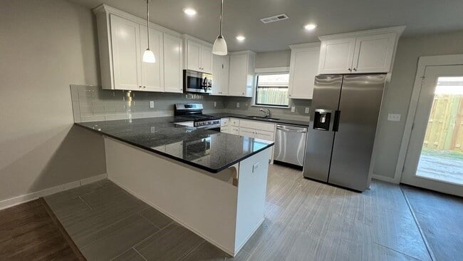 Building Photo - 305 Tricha Cir SW