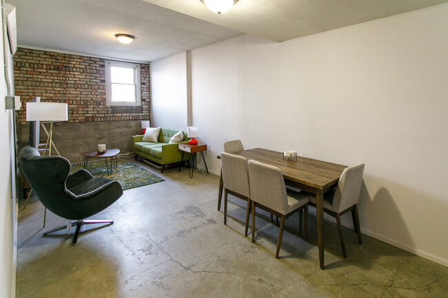 Building Photo - 108 S Hosmer St