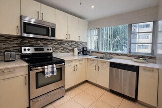 Building Photo - 950 NE 199th St