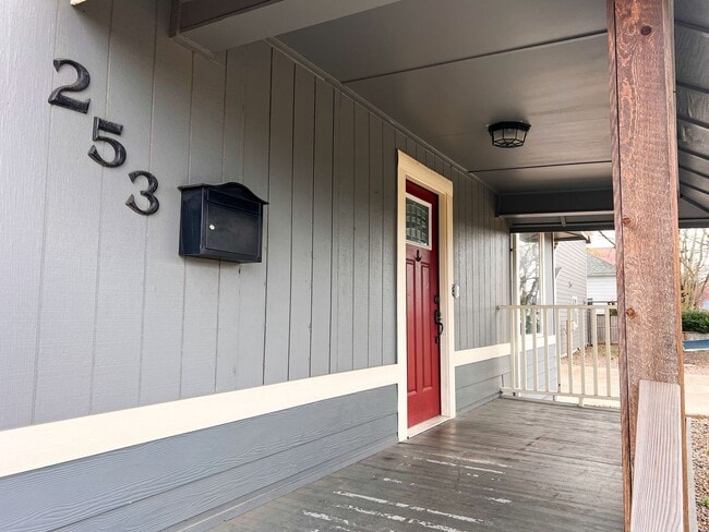 Building Photo - 3BD/2BA+FLEX HOME IN LEBANON