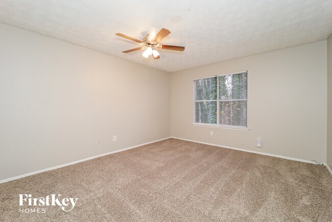 Building Photo - 6864 Hidden Lake Dr