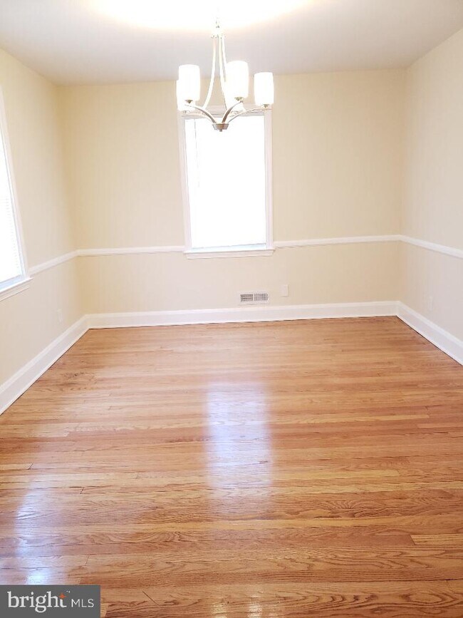 Building Photo - 5116 Hillburn Ave