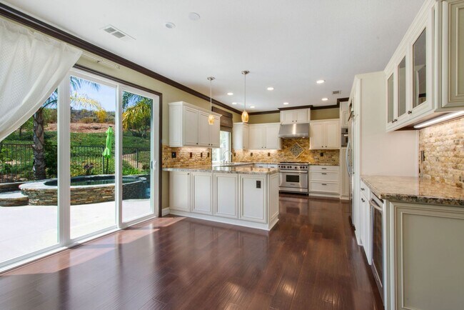 Foto del edificio - Beautiful Two-Story Pool Home 4BR 3BA Plus Bonus RM Solar Panels 2 Car Garage in Gated Tustin Com...