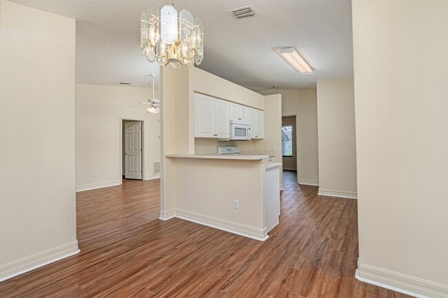 Building Photo - 2/2 Condo in Pelican Bay