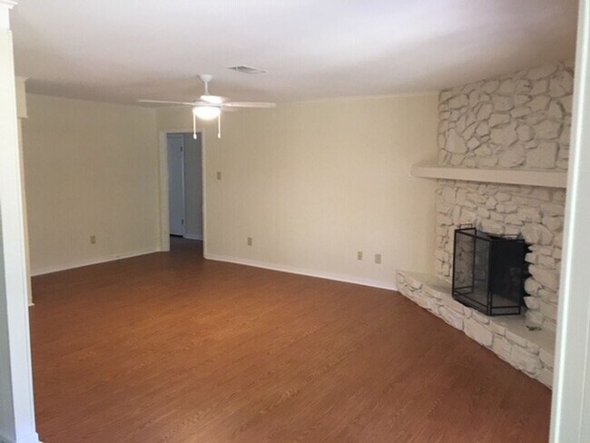 Foto del edificio - 1115 Briar Creek Rd