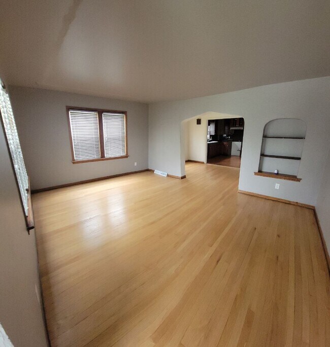 18262 Burnham Ave Unit 1, Lansing, IL 60438 Condo for Rent in Lansing