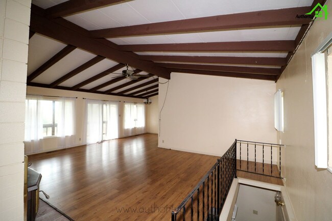 Building Photo - 1600 Ridge Dr