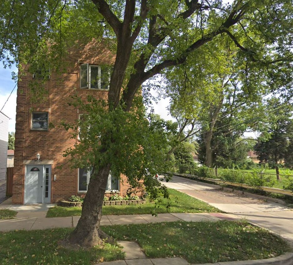 Primary Photo - 2833 N Auxplaines St