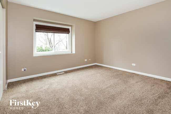 Building Photo - 1405 Middlebury Dr