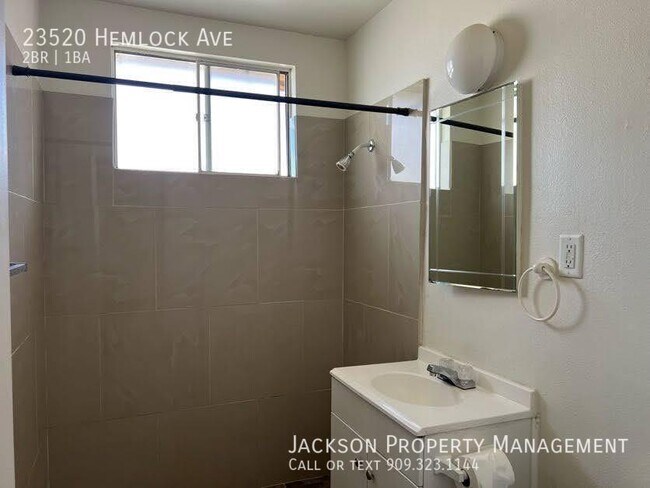 Foto del edificio - Single Story w/d hook ups GARAGE