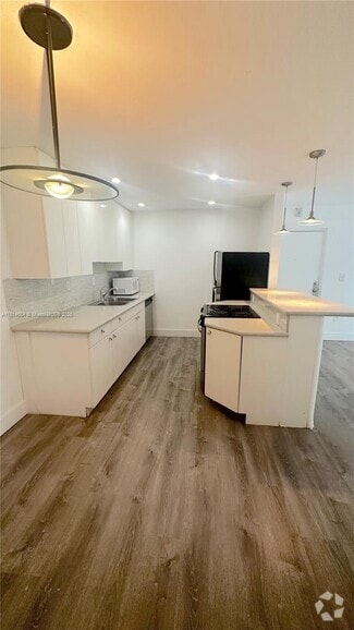 Building Photo - 10836 N Kendall Dr