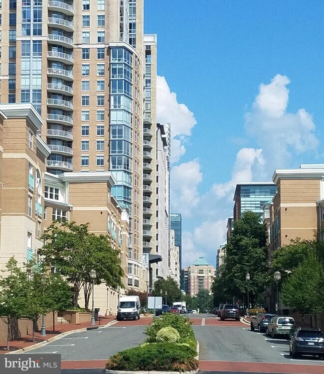 Building Photo - 12030 Trumbull Way