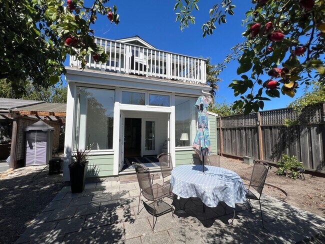 Foto del edificio - Charming 1-Bedroom ADU with Modern Ameniti...